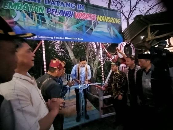 CuplikCom-Bupati-Egi-Resmikan-Destinasi-Wisata-Mangrove-Jembatan-Pelangi-Joging-Track-di-Bakauheni -17052025234424-IMG-20250517-WA0061.jpg